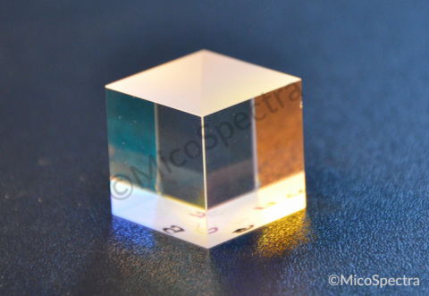 用于展示的X-立方体 - 二色性立方体 分束器