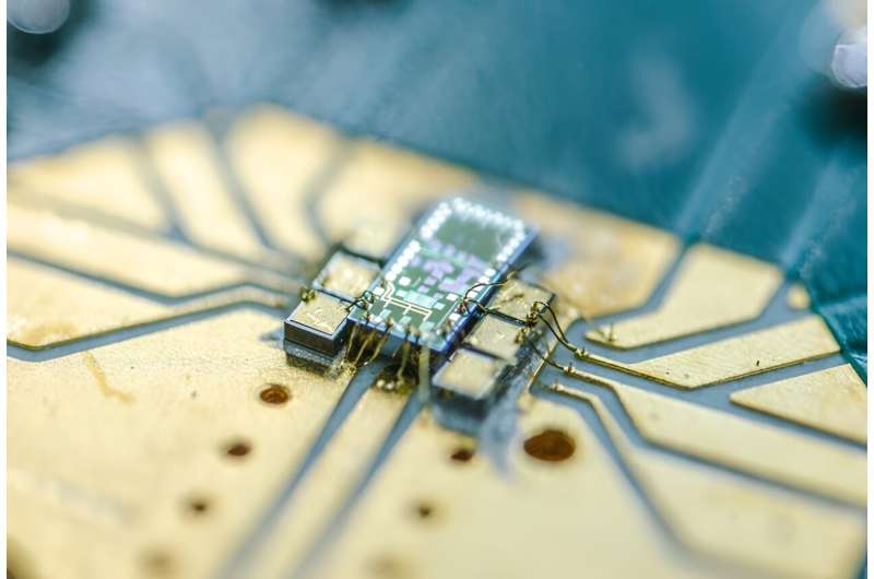 布里斯托尔大学研究人员在硅片上开发出世界上最小的量子光探测器